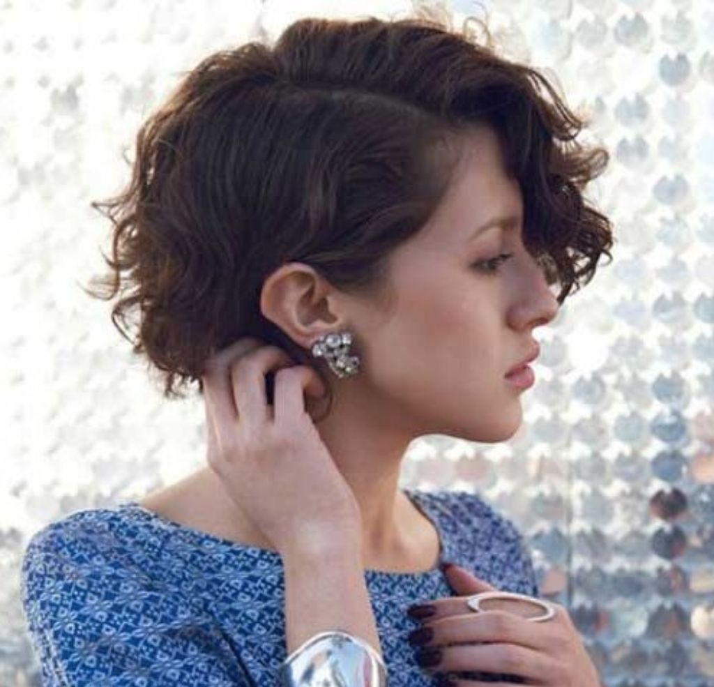 17 Cute Short Hairstyles That Don't Require Much Styling, wavy bob